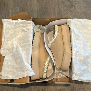 UGG Women’s Tazz Size 6. NWT